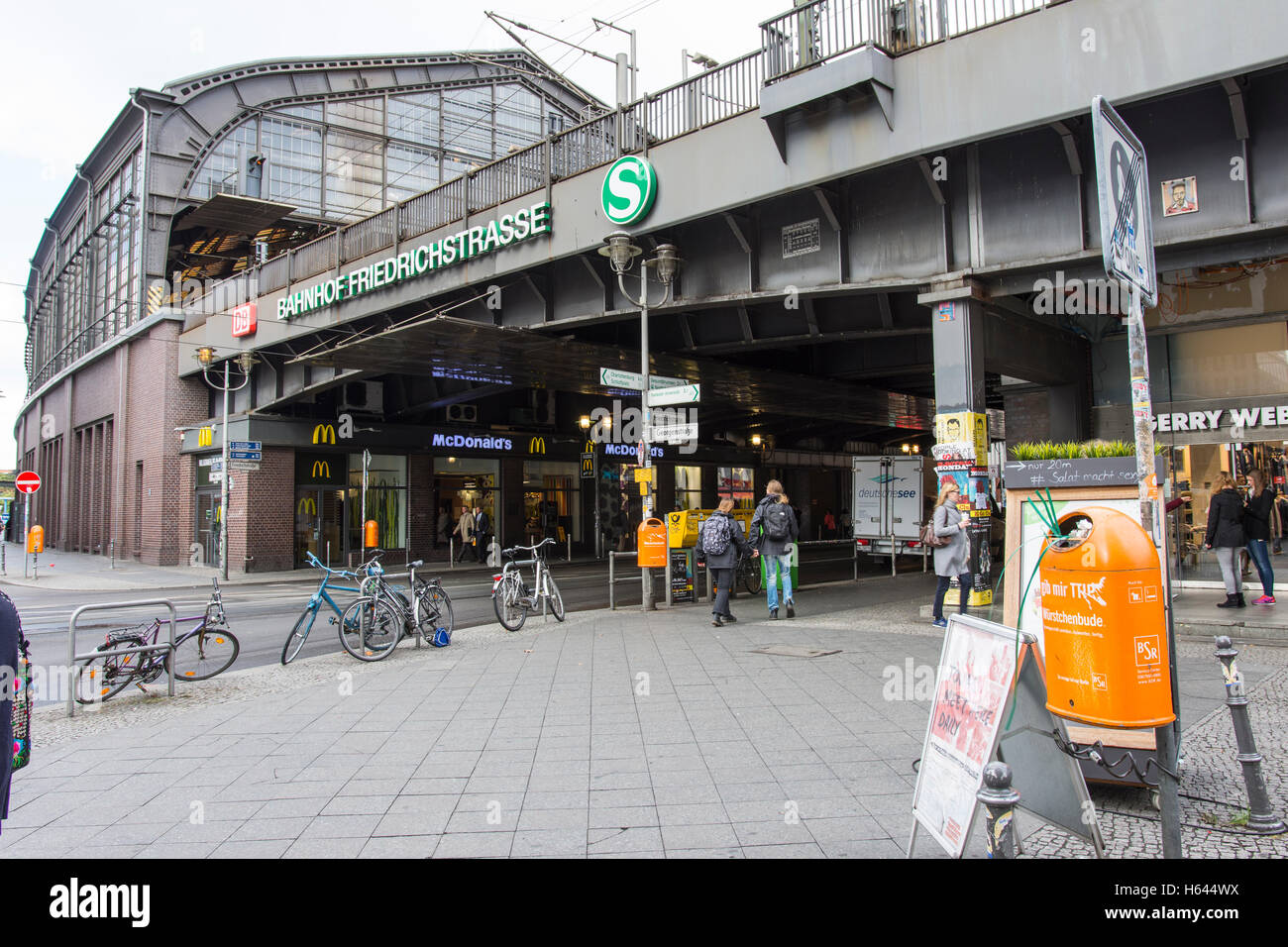 La Friedrichstrasse stazione ferroviaria di Berlino Foto Stock