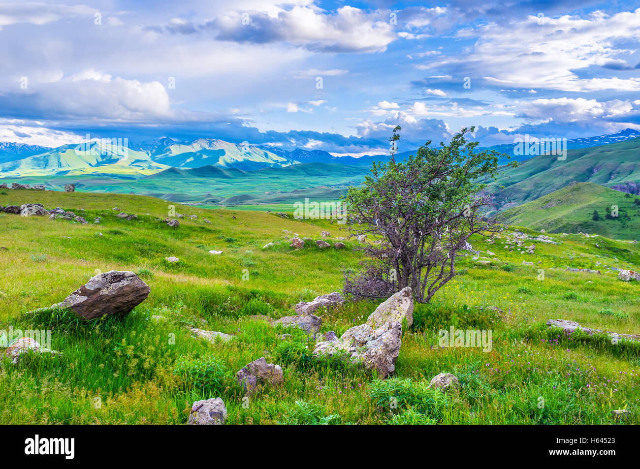 Un sito di Zorats Karer, situato nelle highlands, guarda le incredibili paesaggi e il cielo durante le mutevoli condizioni meteo, Syunik Foto Stock