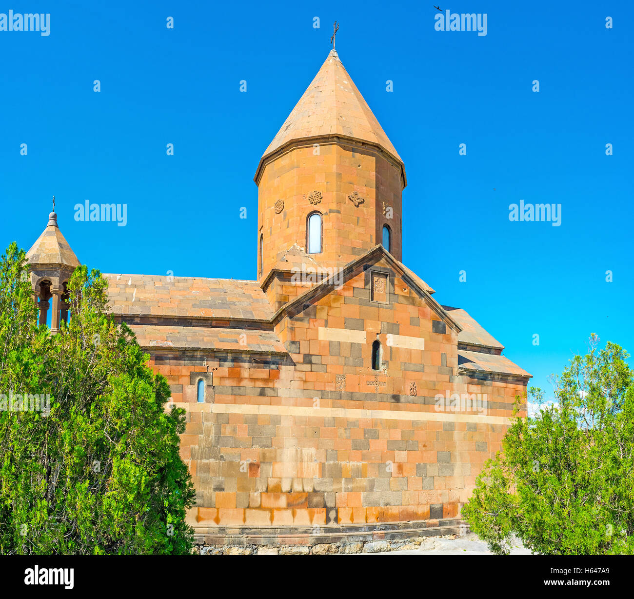 Il tufo rosso Surb Astvatsatsin (Madre di Dio) Chiesa di Khor Virap monastero, situato sul poggio di Pokr Vedi, Armenia Foto Stock