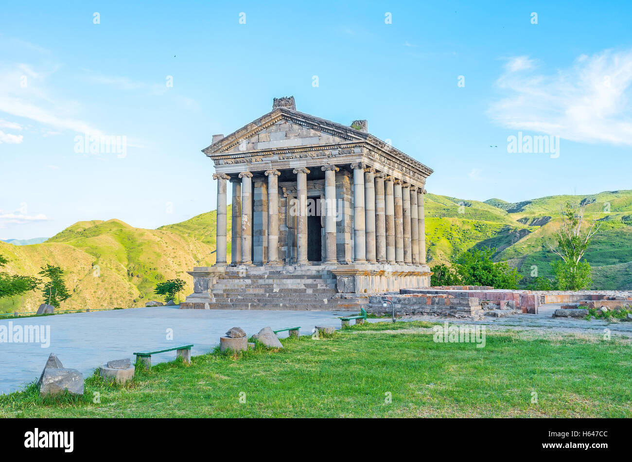Il Tempio di Garni è il perfetto esempio di greco antico e di architettura romana, che si trova nella provincia di Kotayk, Armenia. Foto Stock