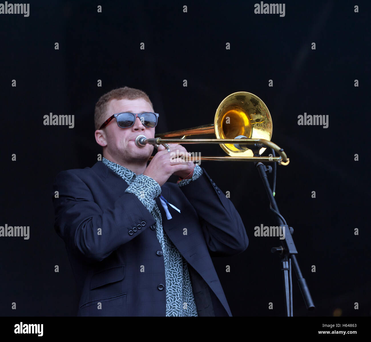 Lucas Petter, trombonista, con Chainska Brassika, sul palco principale al di Blackheath Music Festival 2015 Foto Stock