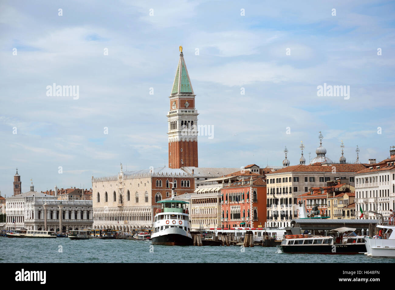 Vista dal Canale di San Marco il Palazzo Ducale e il Campanile di Venezia in Italia. Foto Stock