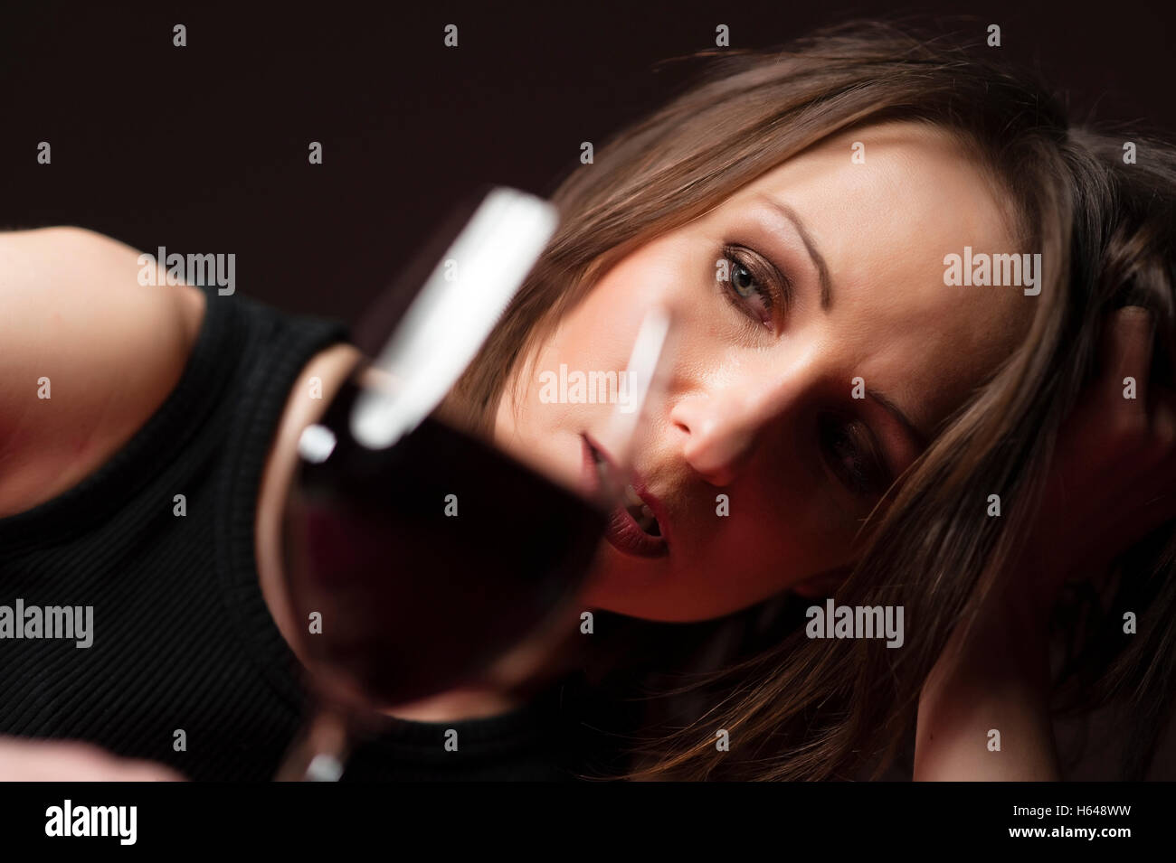 Bevuto donna con il vino Foto Stock