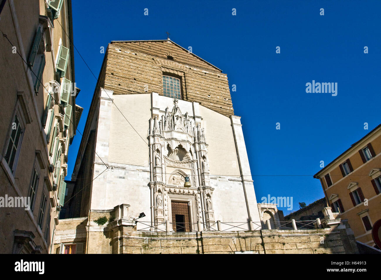 La chiesa gotica di San Francesco alle Scale, 1323, facciata da Giorgio Orsini da Sebenico, via Pizzecolli, Ancona, Marche, Italia Foto Stock