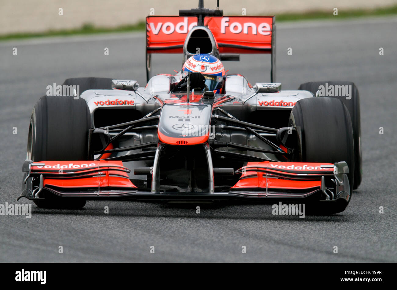Motorsport, Jenson Button, GBR, la McLaren Mercedes MP4-25 race car, Formula 1 i test sul Circuito de Catalunya race Foto Stock