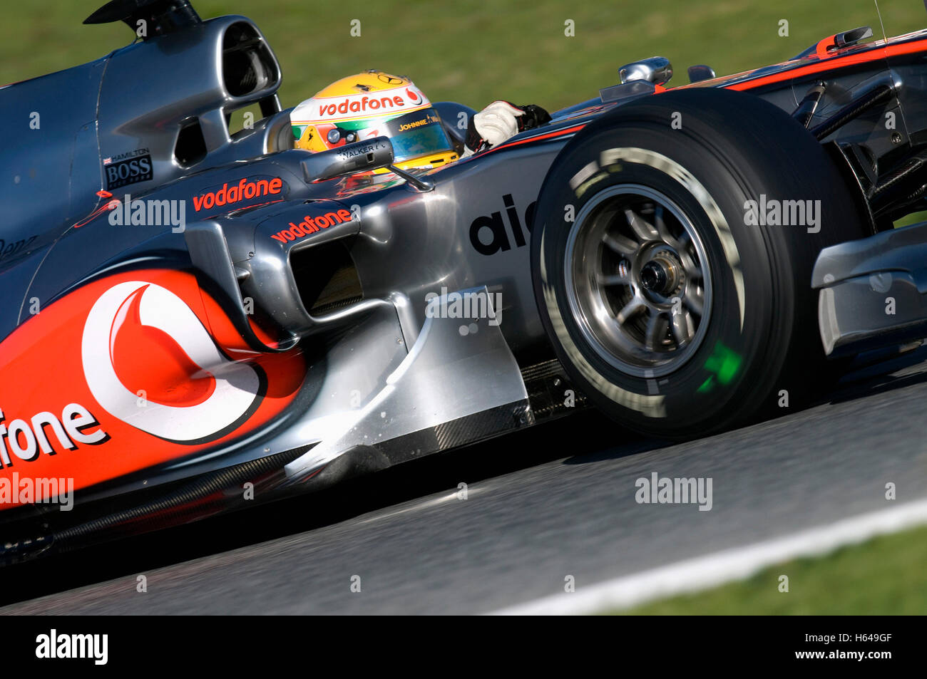 Motorsports, Lewis Hamilton, GBR, la McLaren Mercedes MP4-25 race car, Formula 1 i test sul Circuito de Catalunya race Foto Stock