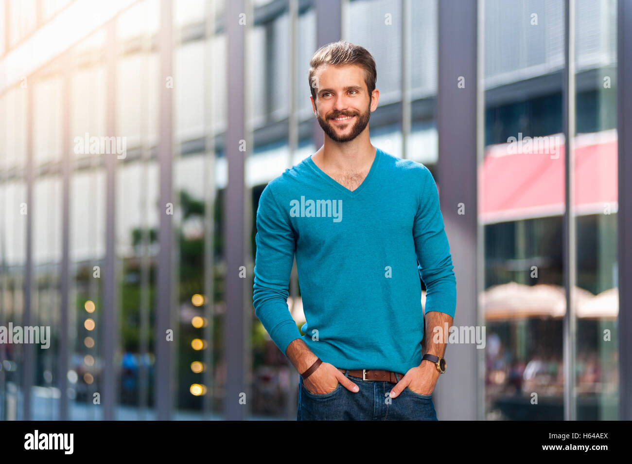 Sorridente giovane uomo nella città Foto Stock