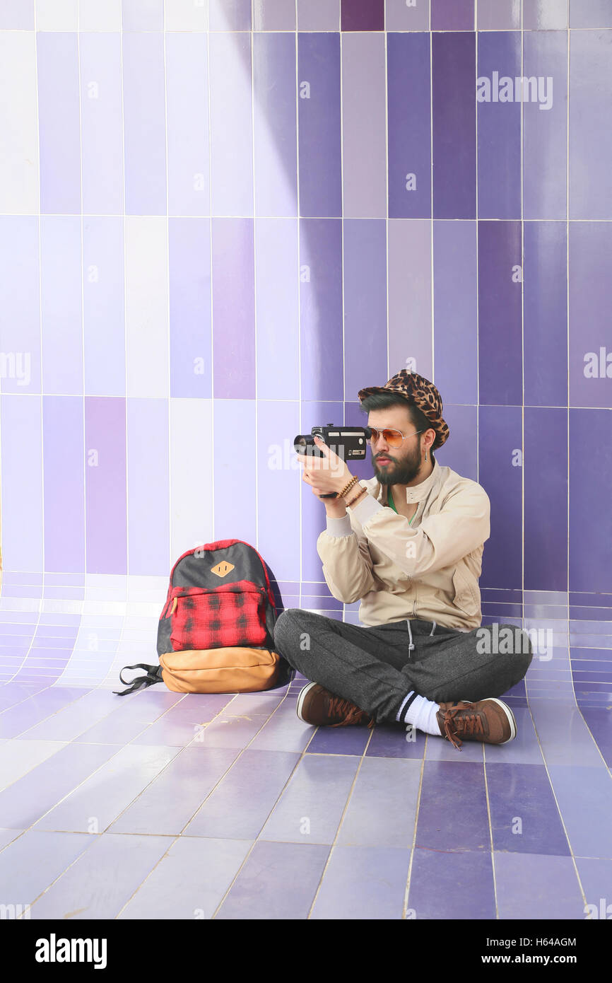 Giovane uomo utilizzando un vintage telecamera video Foto Stock