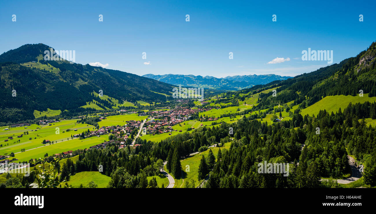 In Germania, in Baviera, vista di Ostrachtal valley e Imberger Horn Mountain e Bad Hindelang Foto Stock