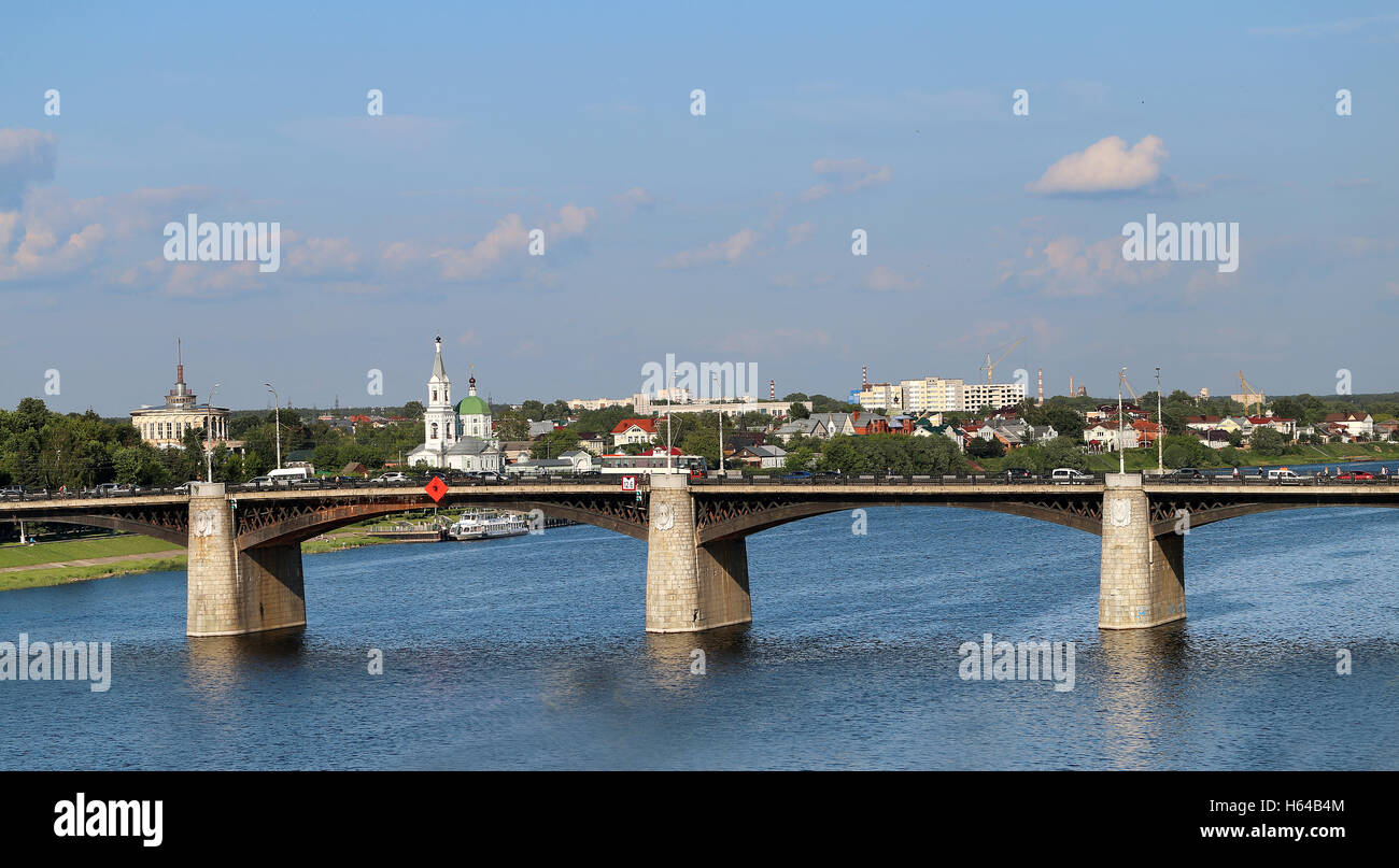 Ponte sul fiume Volga in Russia, nella città di Tver Foto Stock