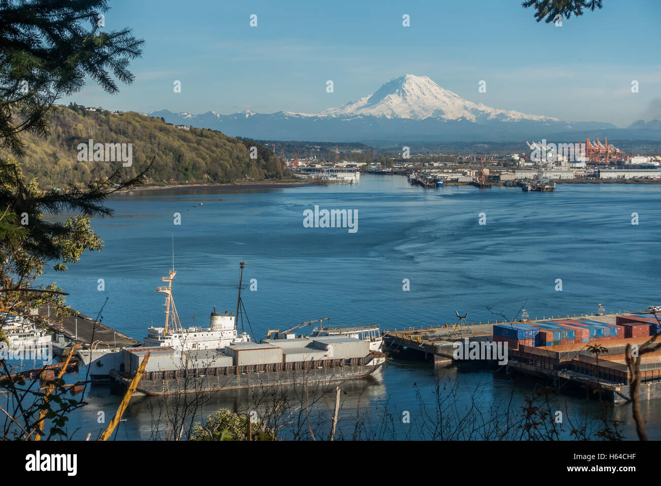 Maestoso Monte Rainier sovrasta il porto di Tacoma. Foto Stock