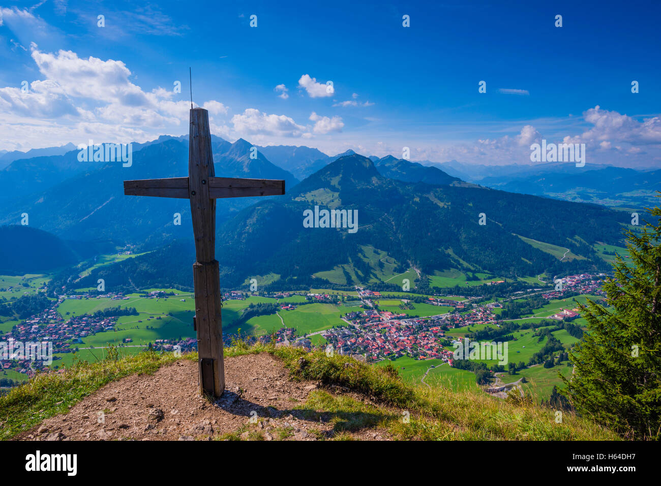 In Germania, in Baviera, vertice di croce sulla Hirschberg con vista a Bad Hindeland in th Ostrach Valley Foto Stock
