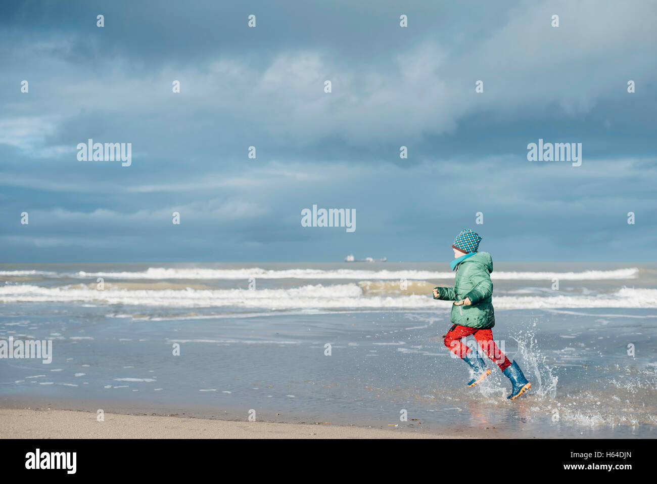 Danimarca, Skagen, ragazzo in inverno abiti in esecuzione sulla spiaggia  Foto stock - Alamy