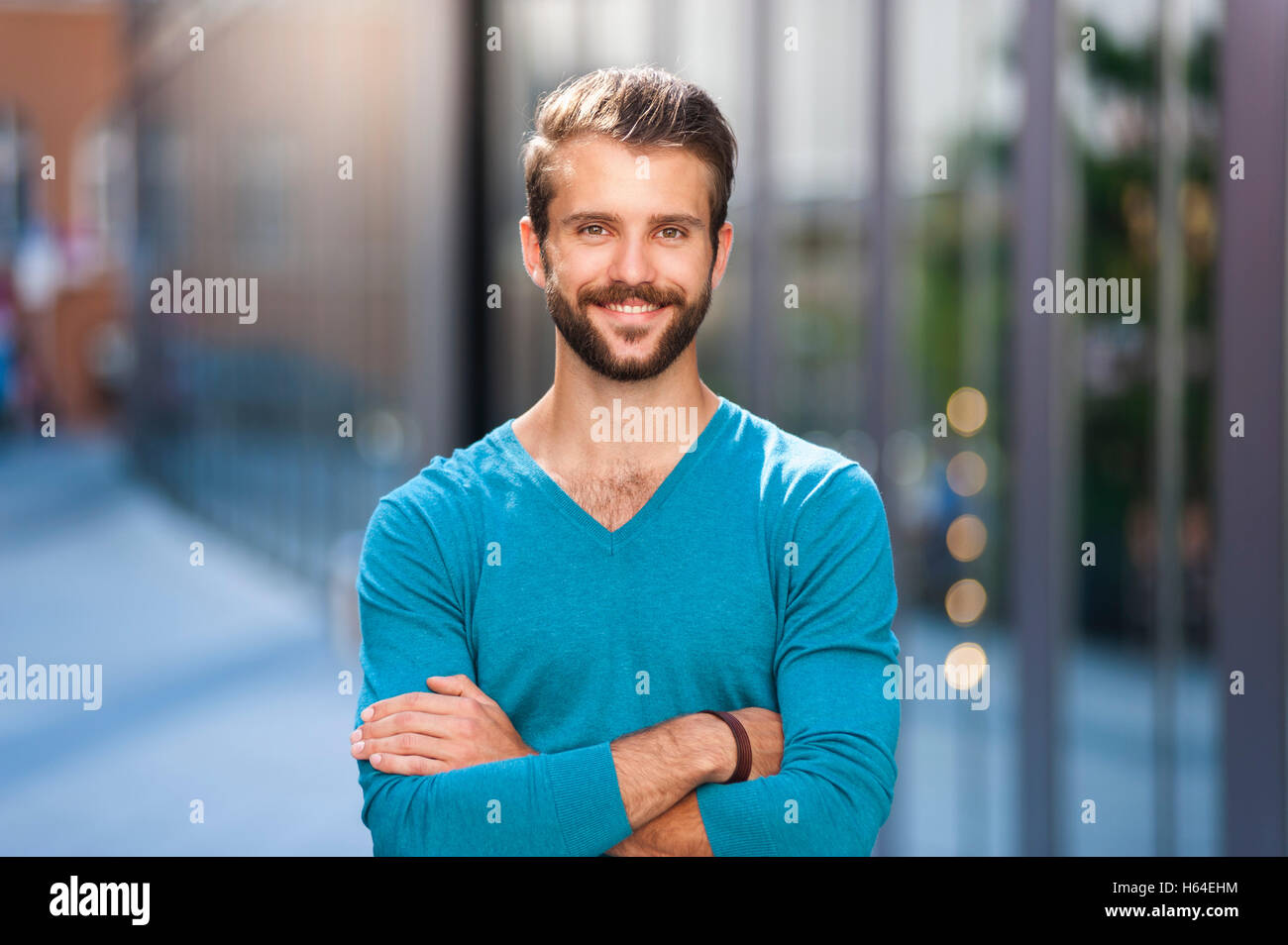 Ritratto di giovane sorridente uomo in città Foto Stock