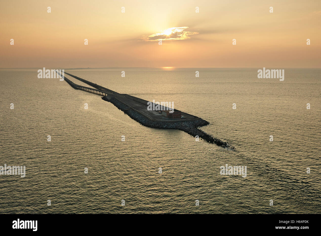 Stati Uniti d'America, la fotografia aerea della Chesapeake Bay Bridge Tunnel a sunrise Foto Stock