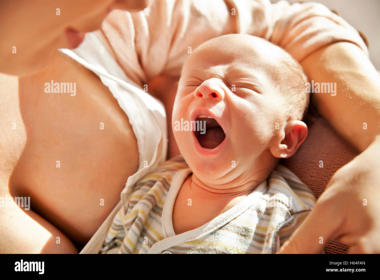 La madre tiene il sbadigli neonato Foto Stock