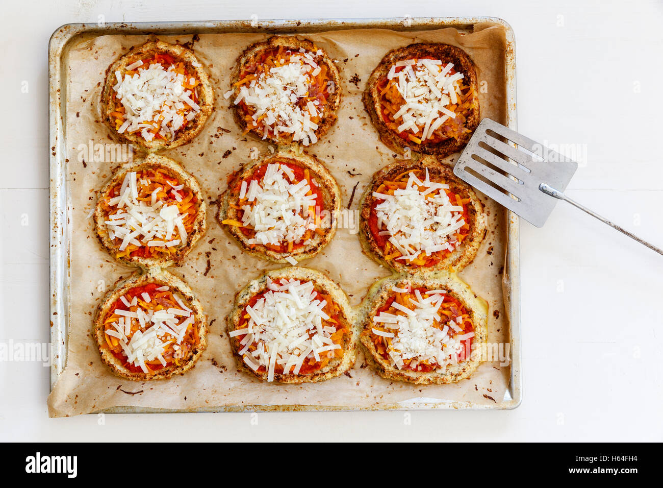 In casa senza glutine mini pizza con cavolfiore e zucca sul vassoio da forno Foto Stock