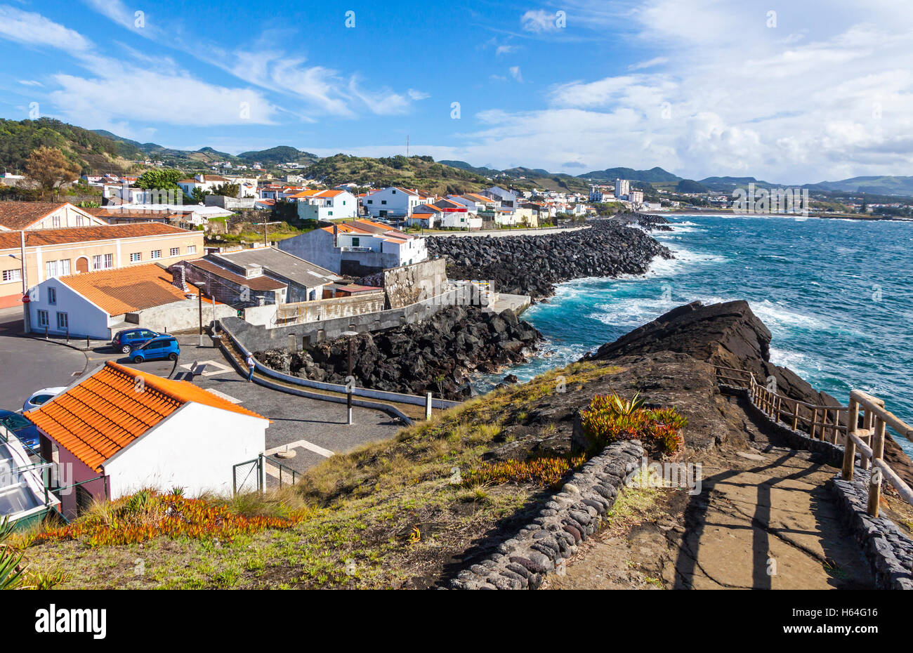 Vista su Ponta Delgada city e oceano Atlantico costa sull isola Sao Miguel, Azzorre, Portogallo Foto Stock