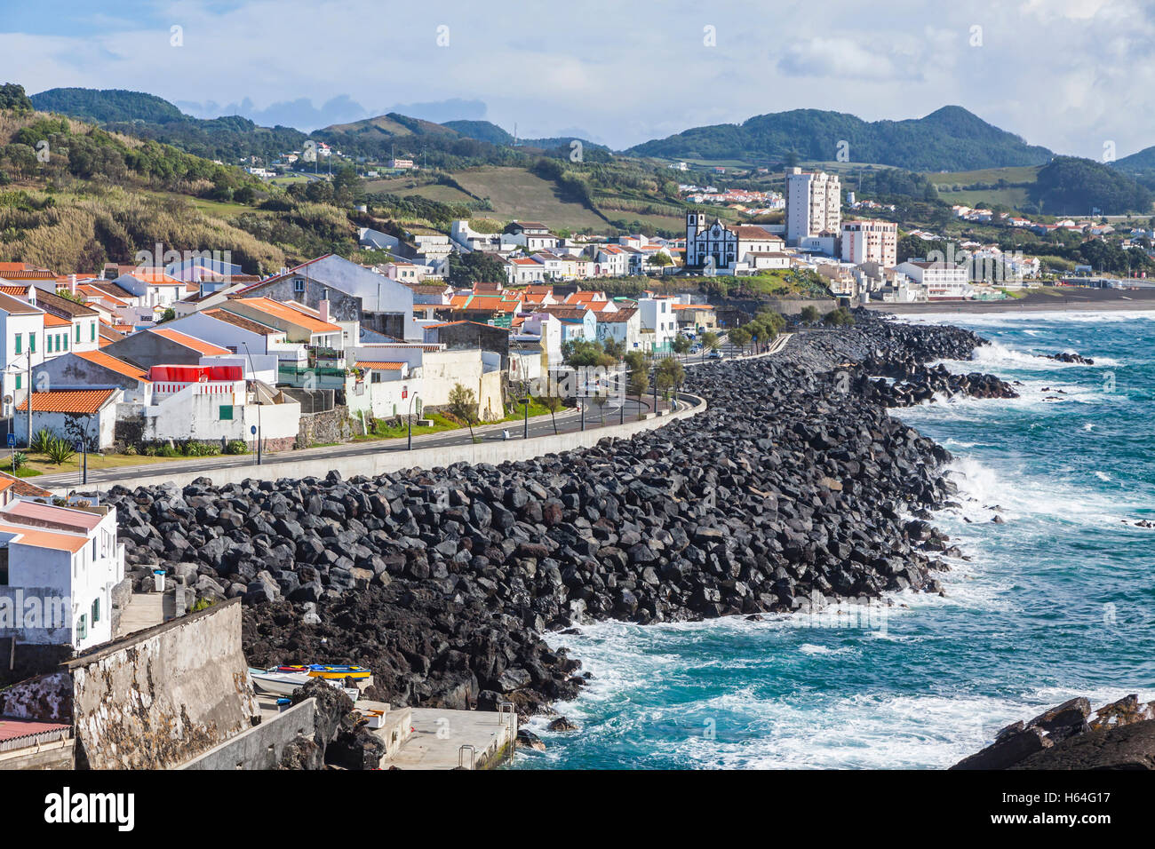 Vista su Ponta Delgada city e oceano Atlantico costa sull isola Sao Miguel, Azzorre, Portogallo Foto Stock