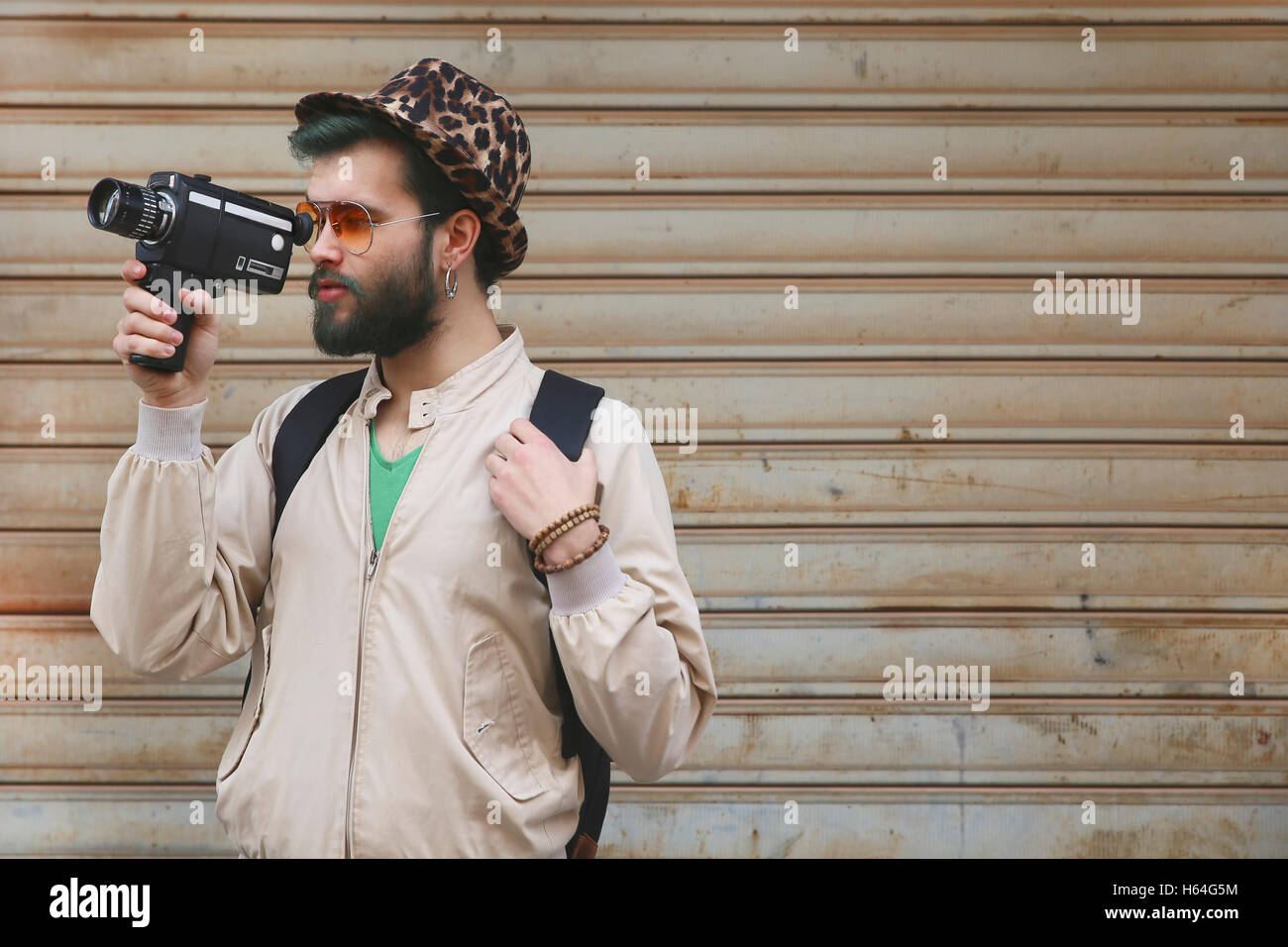 Giovane uomo utilizzando un vintage telecamera video Foto Stock