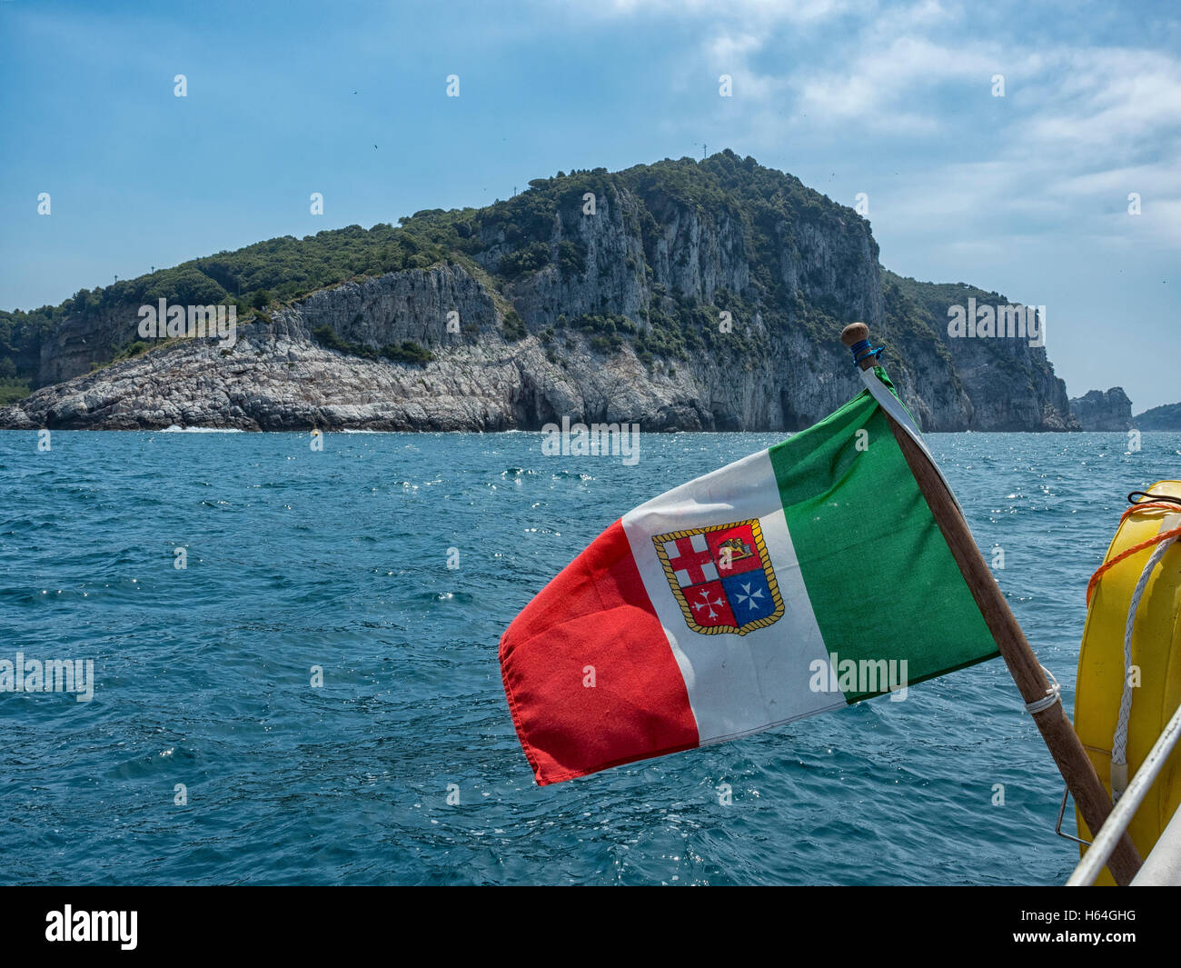 In Italia, la Liguria, bandiera italiana di fronte all'Isola Palmaria Foto Stock