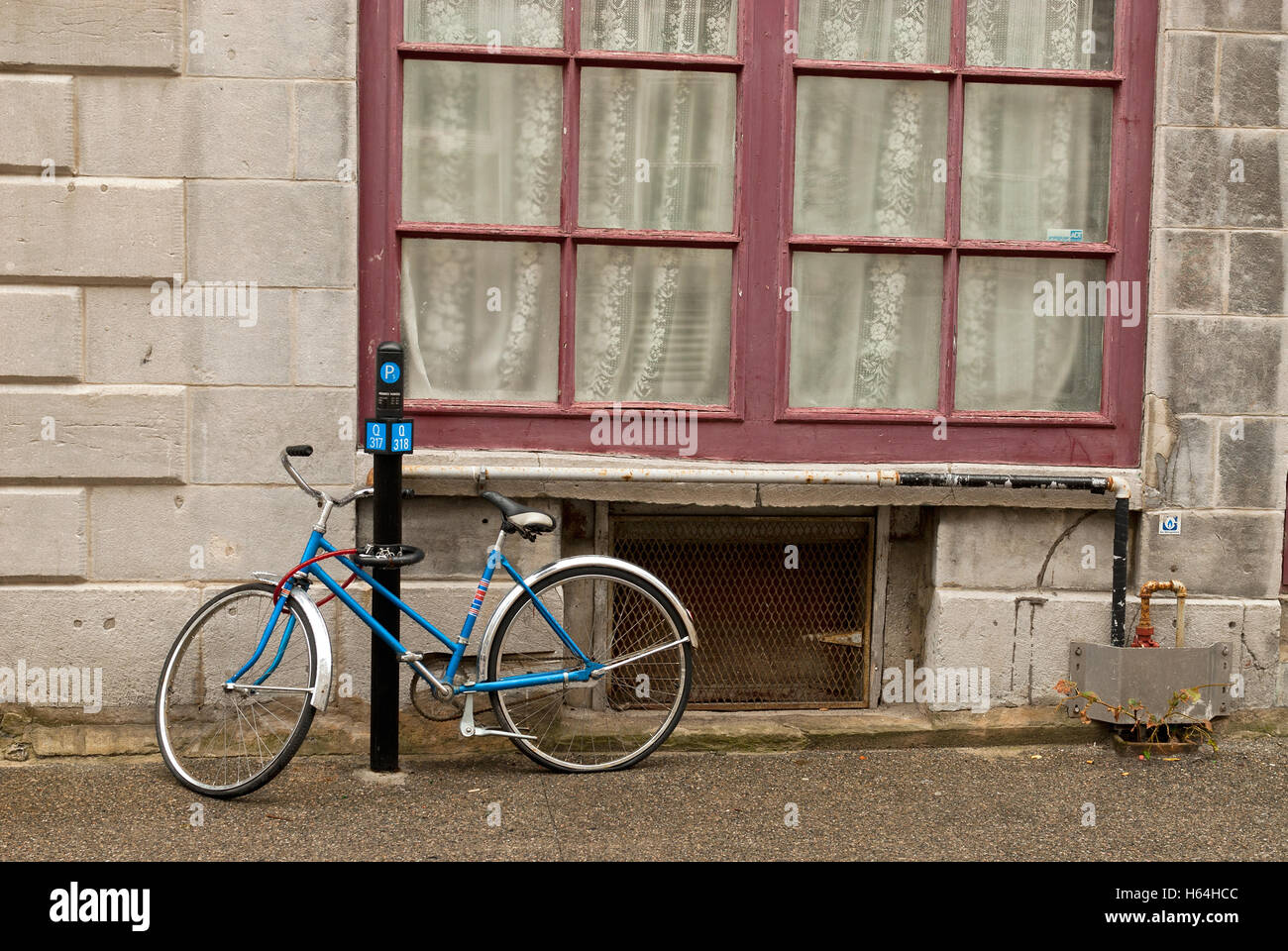 Biciclette blu sotto la finestra Foto Stock