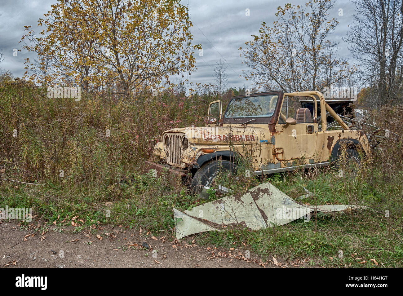 Abbandonato il giallo Jeep Scrambler convertibili Foto Stock