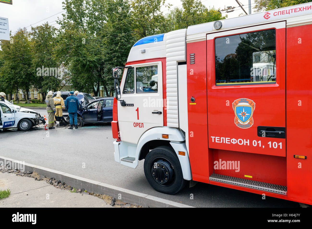 Vigile del fuoco rosso vettura ha portato i soccorritori dal Ministero delle situazioni di emergenza per la liquidazione delle conseguenze di incidente stradale Foto Stock