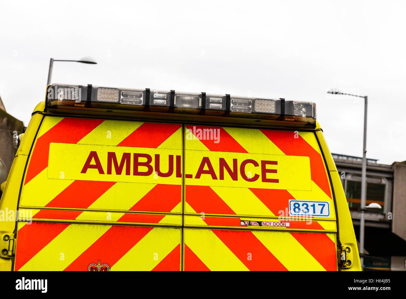 Ambulanza van veicolo posteriore back doors veicoli nome cartello parola veicoli furgoni GB REGNO UNITO Inghilterra Foto Stock