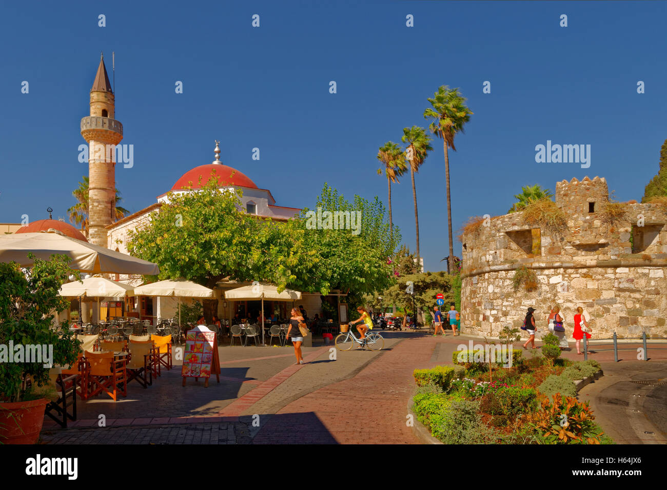Piazza Principale e la moschea Defterdar nella città di Kos, isola di Kos, Dodecanneso Egeo meridionale della Grecia Foto Stock