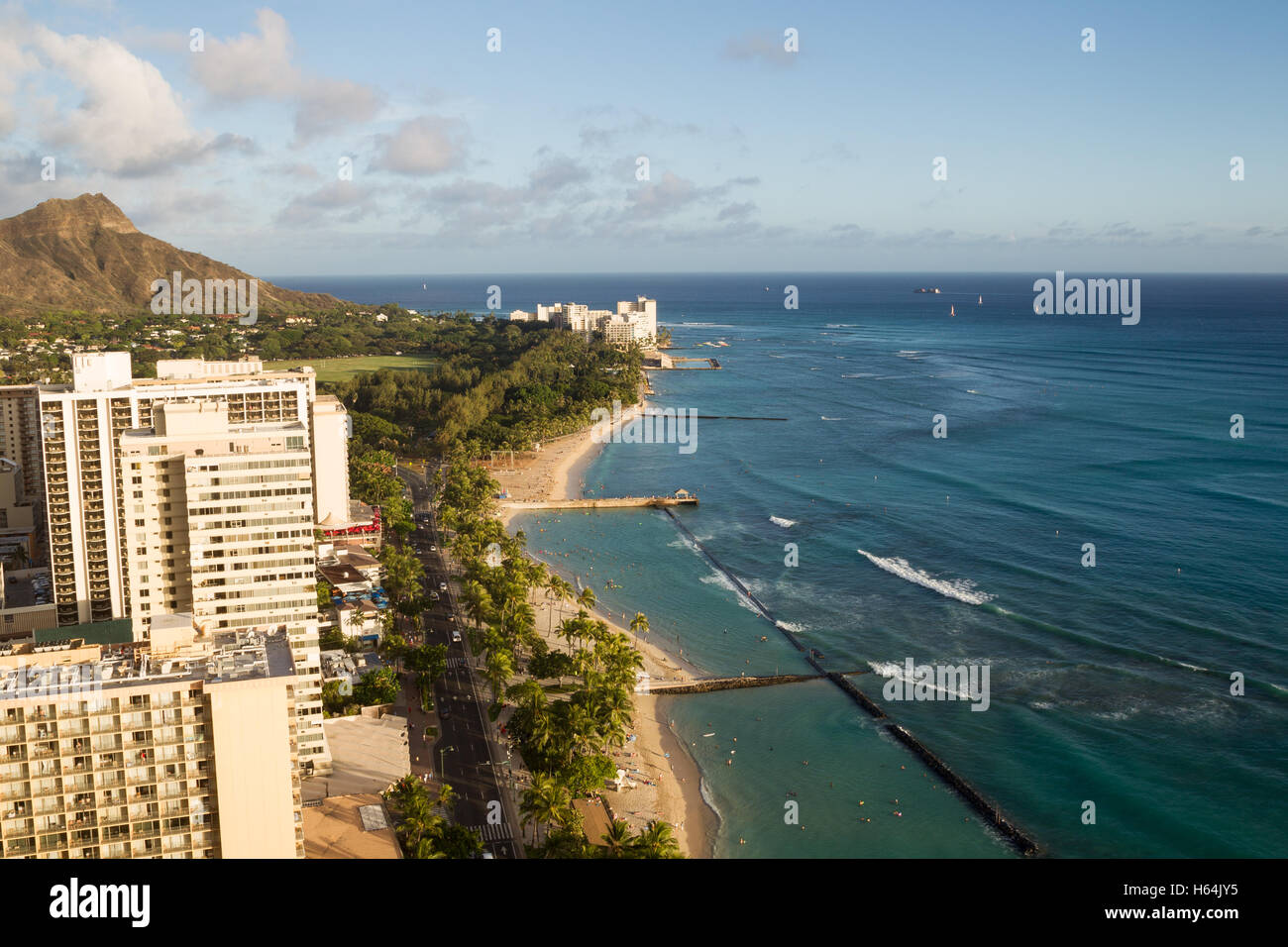 Vista sulla Spiaggia di Waikiki verso la testa di diamante nella luce della sera di Honolulu e Oahu, Hawaii, Stati Uniti d'America. Foto Stock