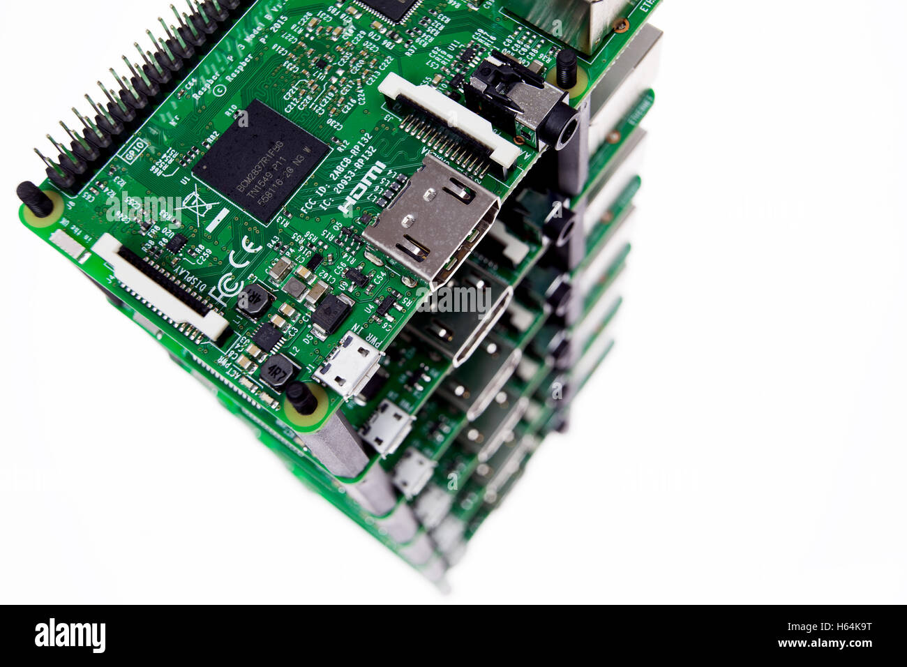 Sei schede di circuito giacente su ogni altro con rj45, HDMI e connettori USB sul nero sfondo riflettente Foto Stock