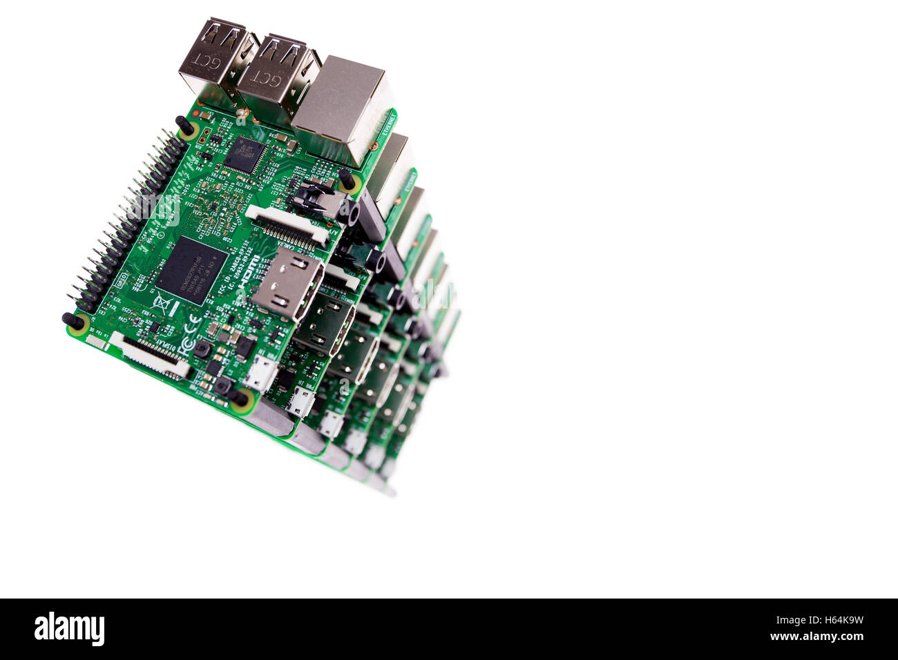 Sei schede di circuito giacente su ogni altro con rj45, HDMI e connettori USB sul nero sfondo riflettente Foto Stock