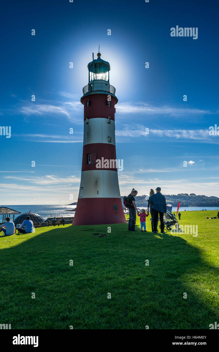 La metà del pomeriggio di sole risplende attraverso la camera della lanterna di Smeatons Tower su Plymouth Hoe, Devon - Inghilterra. Foto Stock