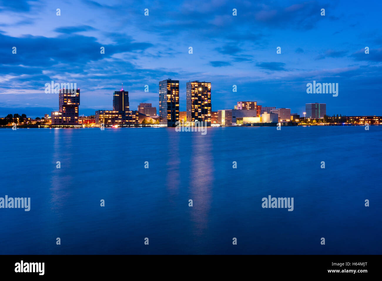 Skyline di Almere Paesi Bassi al crepuscolo Foto Stock