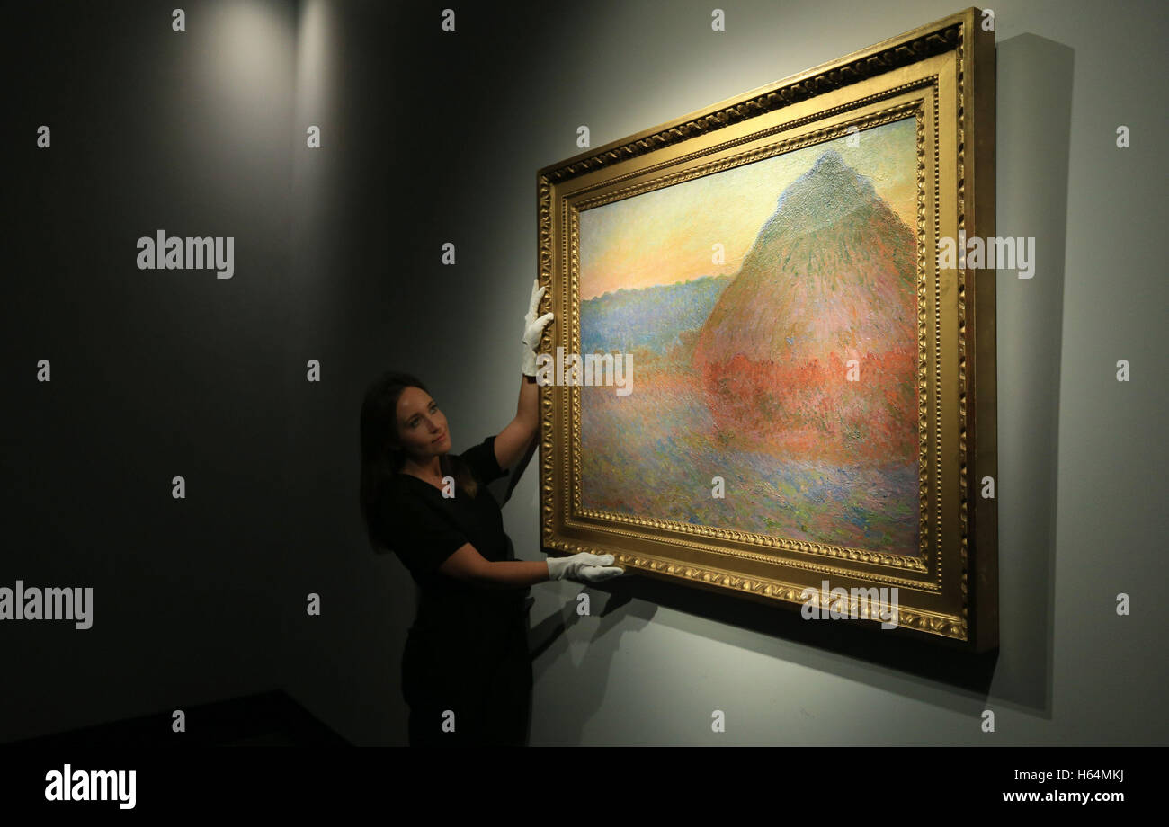 Casa d'aste dipendente regola il lavoro di Monet 'Meule" di Christie's King Street Galleries a Londra, il lavoro è un punto culminante della prossima new York impressionisti e arte moderna Vendita di sera. Foto Stock