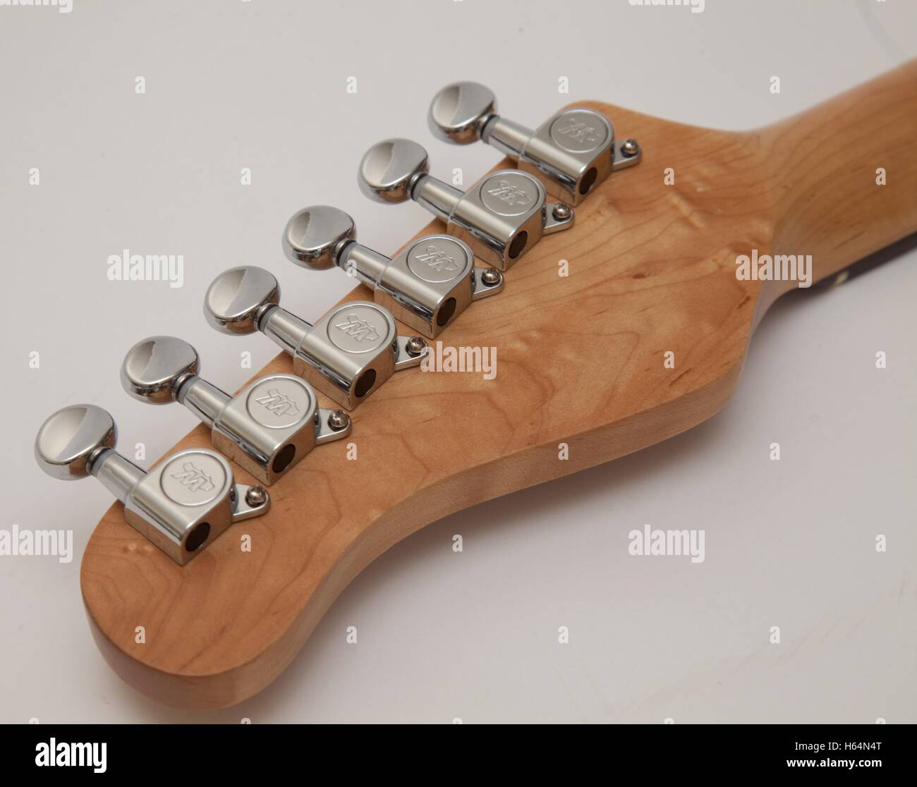 Sintonizzatori sulla testa di un acero chitarra elettrica collo con una tastiera in palissandro, Foto Stock