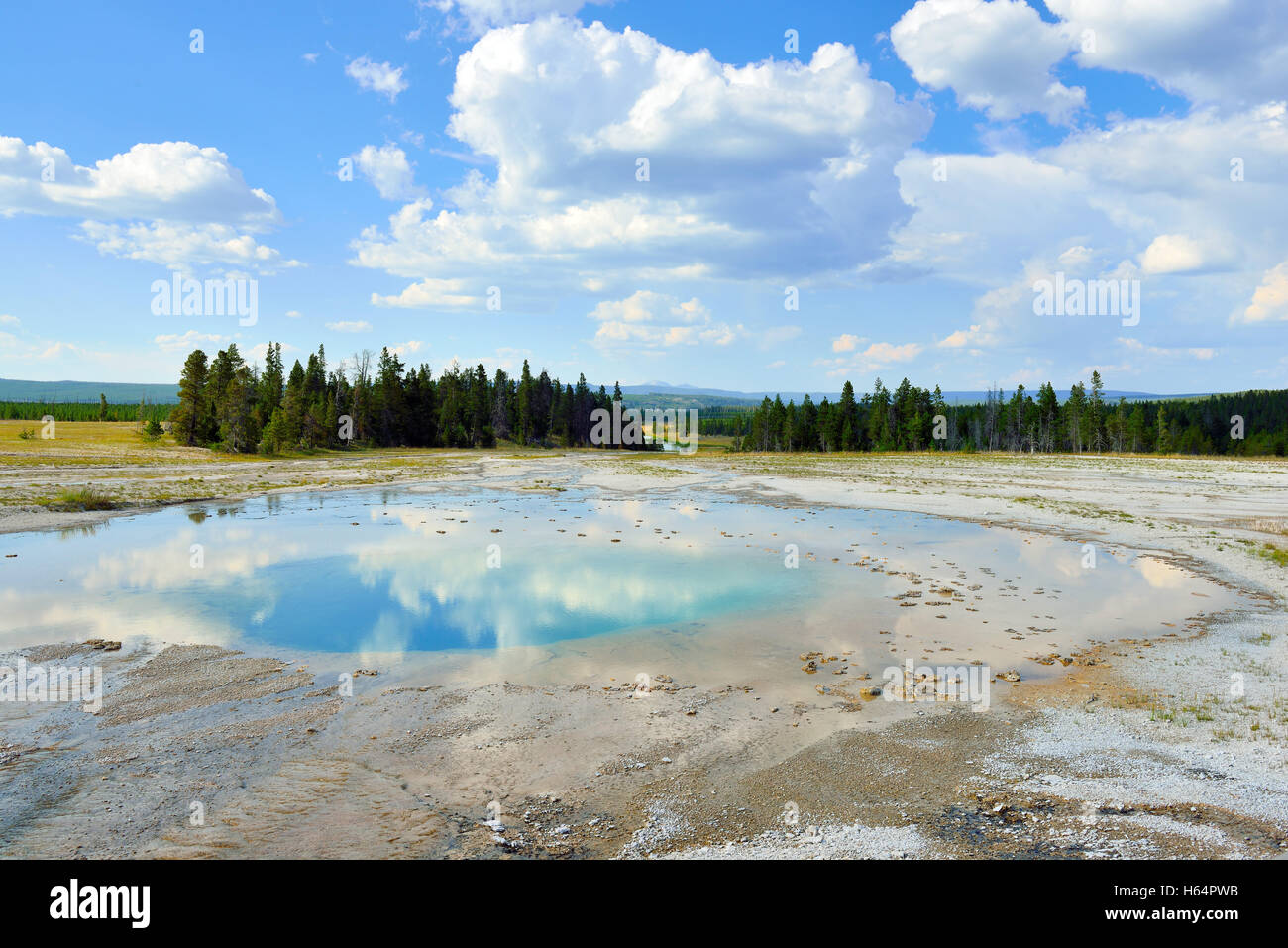 Midway Geyser Basin e la riflessione delle nubi nel Parco Nazionale di Yellowstone, Wyoming Foto Stock