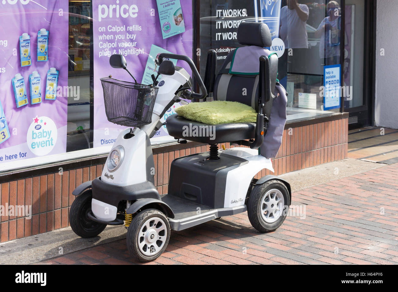 Galaxy Plus scooter di mobilità al di fuori di scarponi, High Street, Sittingbourne, Kent, England, Regno Unito Foto Stock