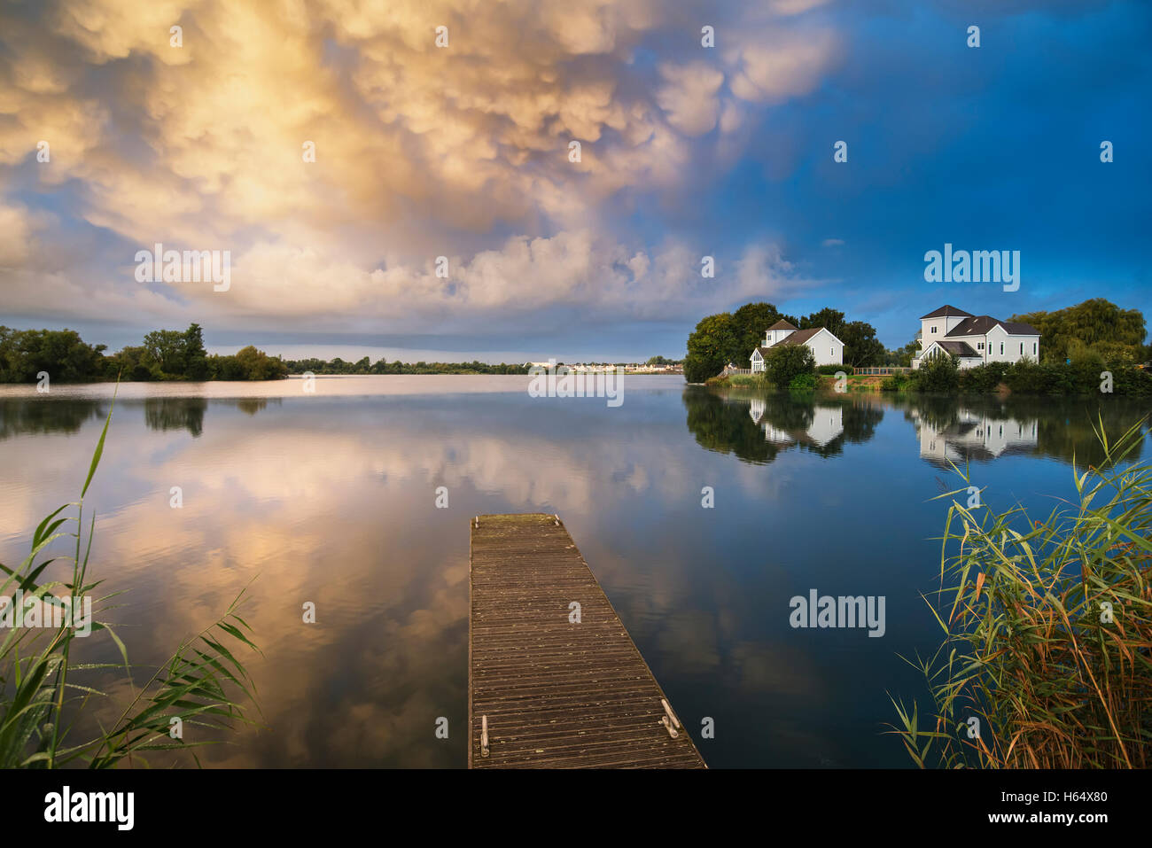 Incredibili nuvole mammatus formando sul lago paesaggio immediatamente prima della tempesta violenta Foto Stock