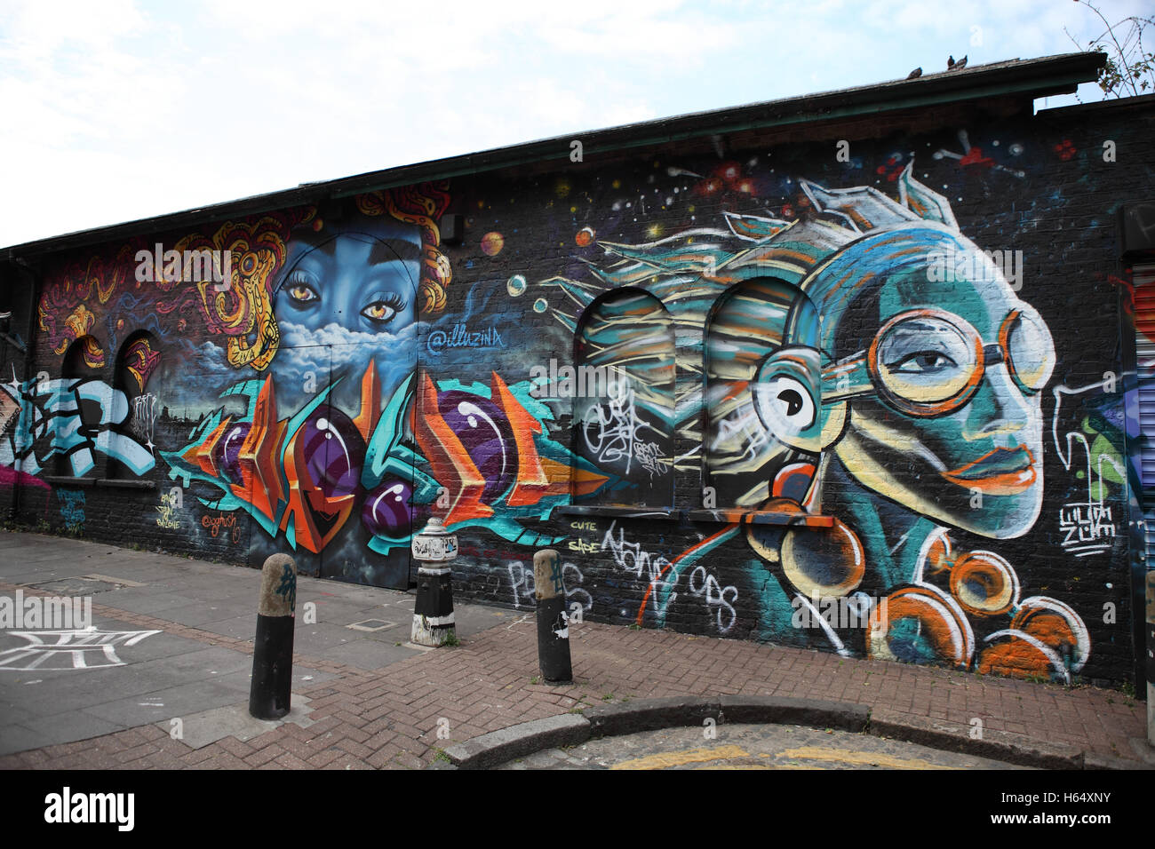 Graffiti su una parete di un vicolo sul lato in uscita del Brick Lane sulla strada per il Giardino nomade in Shoreditch, Londra. Foto Stock