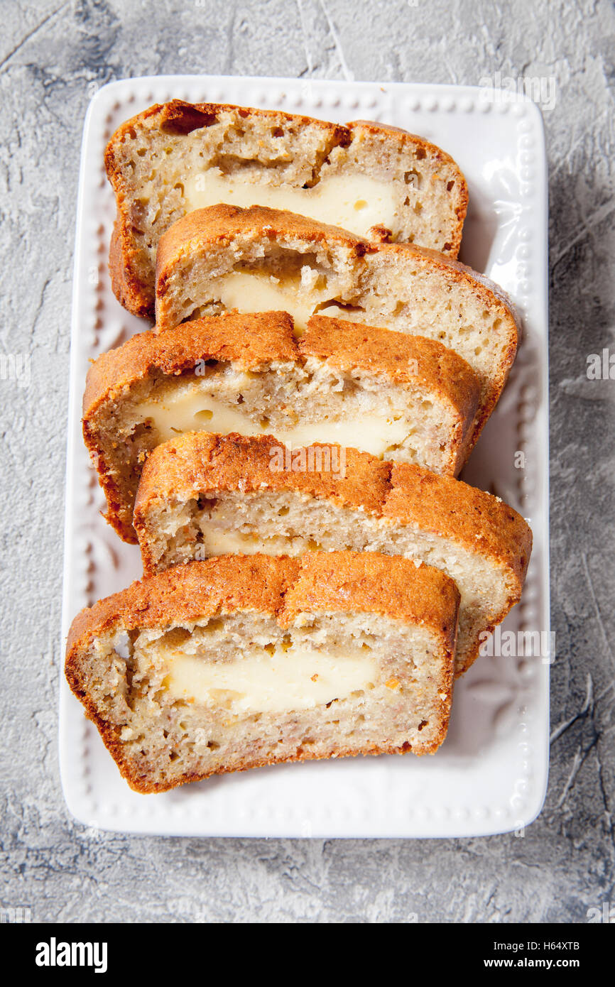 Fette di pane alla banana con crema di formaggio Foto Stock