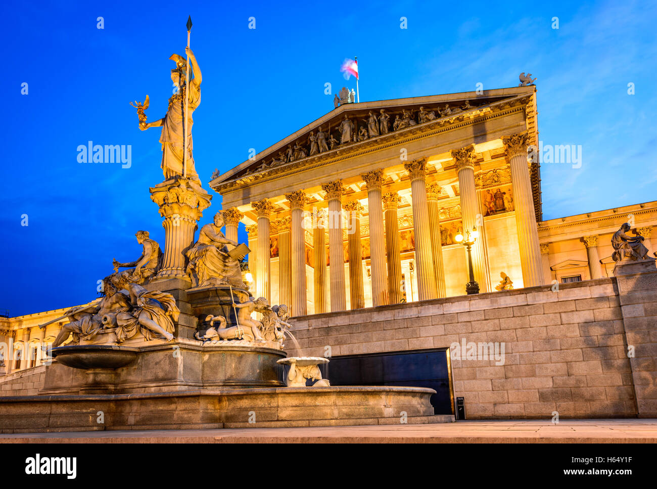 Vienna, Austria. Parlamento austriaco edificio con Athena statua sulla parte anteriore in Wien sul crepuscolo. Foto Stock