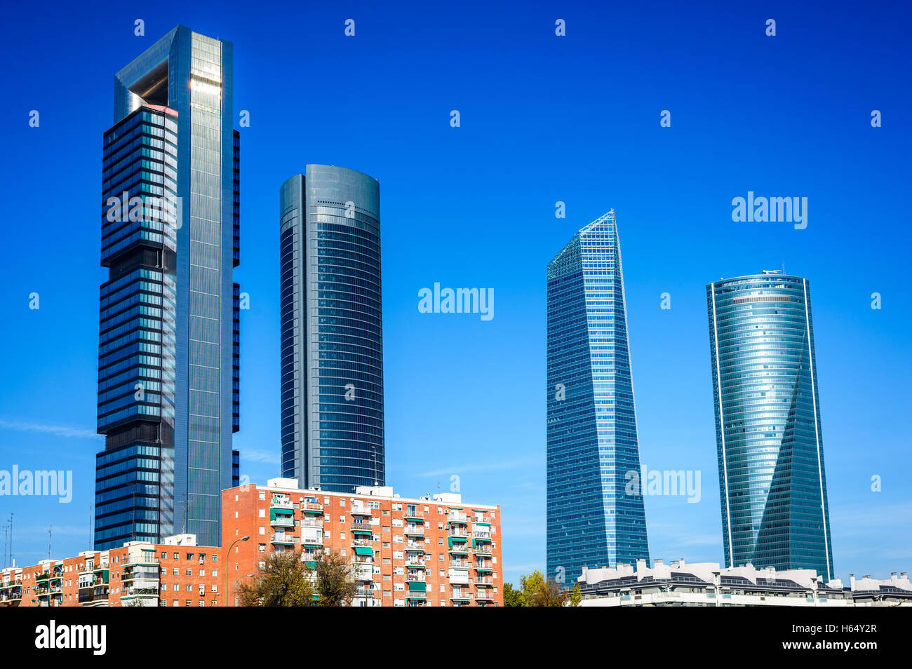 Madrid, Spagna. Cuatro Torres Business Area, financial district skyline in spagnolo moderno la città capitale. Foto Stock
