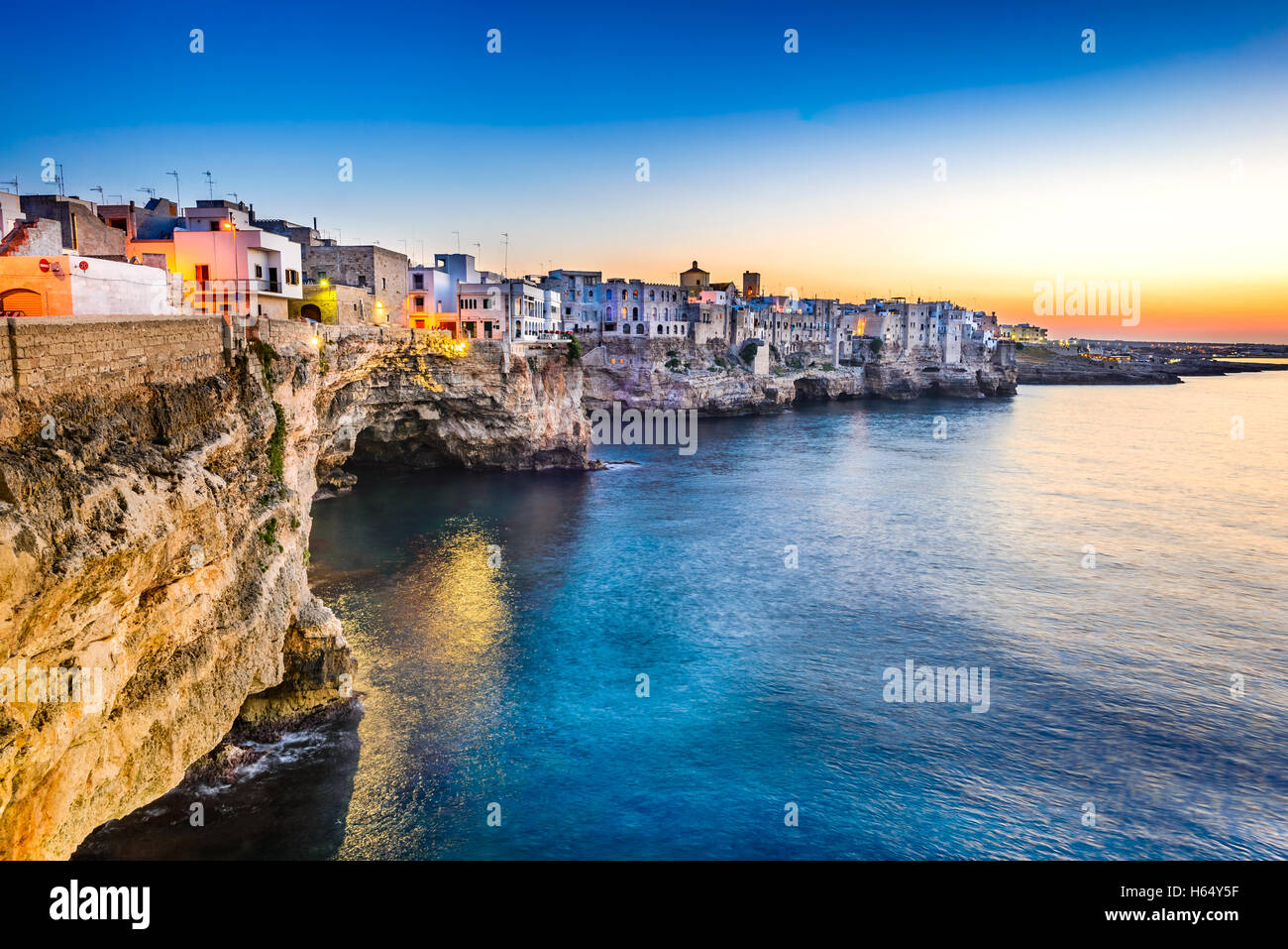 La puglia, Italia. Sunset scenario di Polignano a Mare, cittadina in provincia di bari, puglia, Italia meridionale del Mare Adriatico. Foto Stock