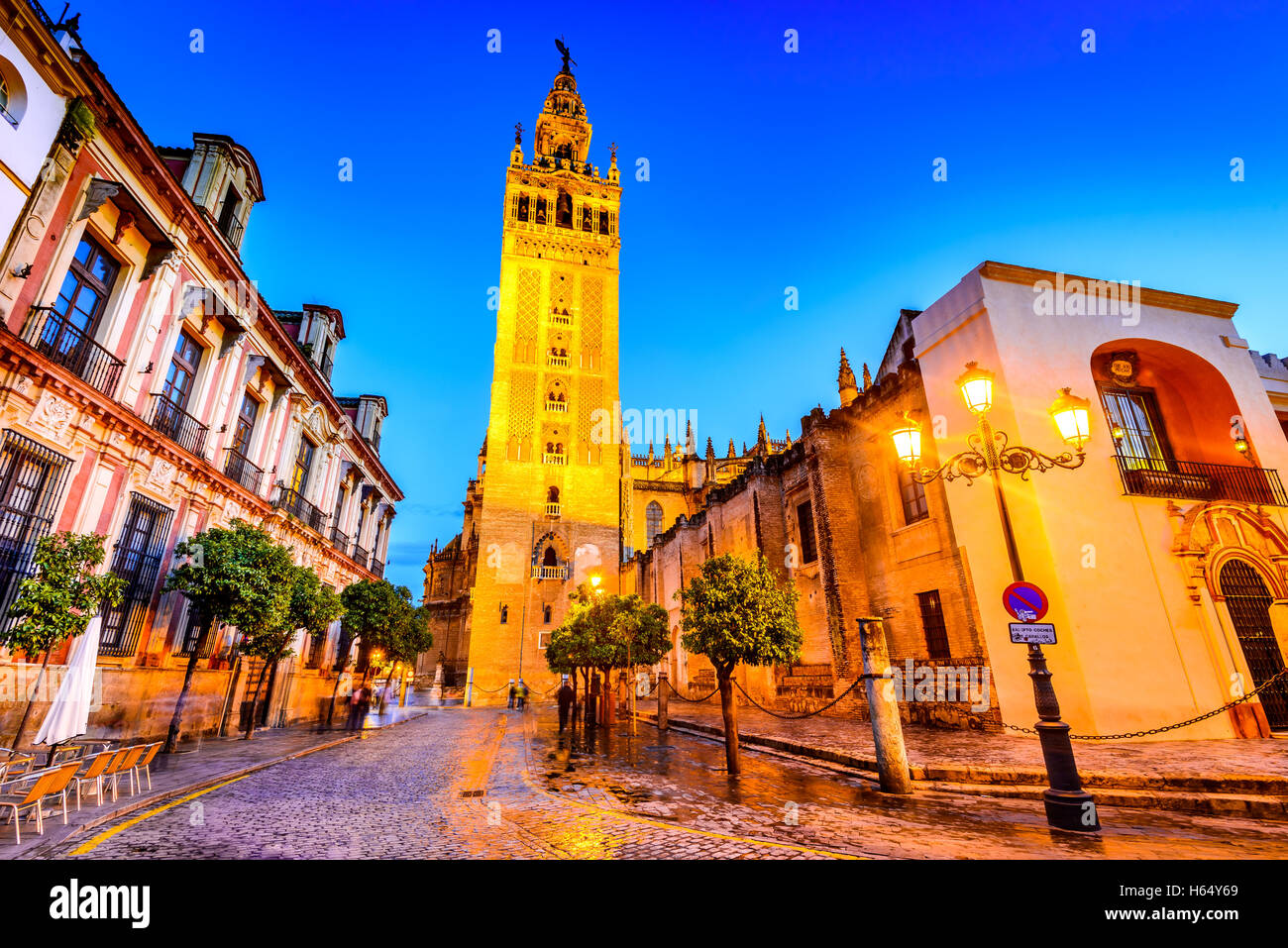 Siviglia, in Andalusia, Spagna. Cityscape twilight immagine con Santa Maria de la Sede Cattedrale e della Giralda. Foto Stock