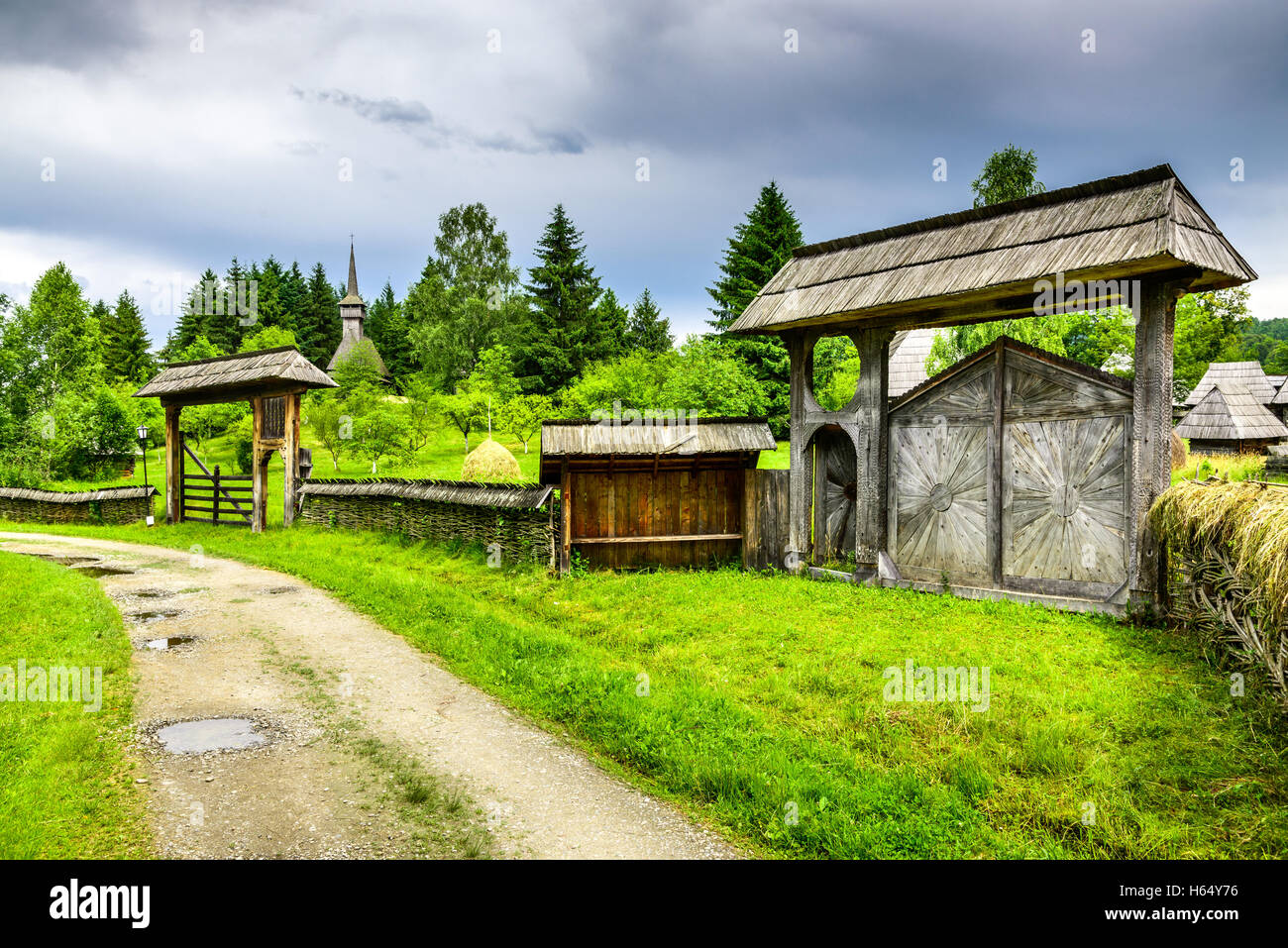 Sighetu Marmatiei, Romania. Il vecchio villaggio in Maramures, rumeno tradizionale stile architettonico, la vita in campagna. Foto Stock