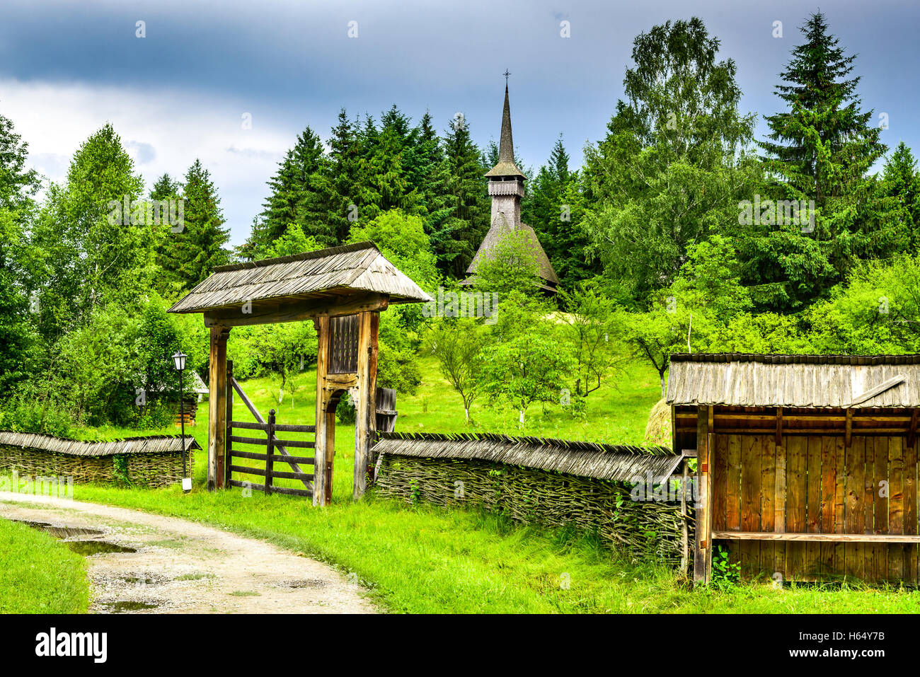 Sighetu Marmatiei, Romania. Vecchio villaggio in Maramures, rumeno tradizionale stile architettonico, la vita in campagna. Foto Stock