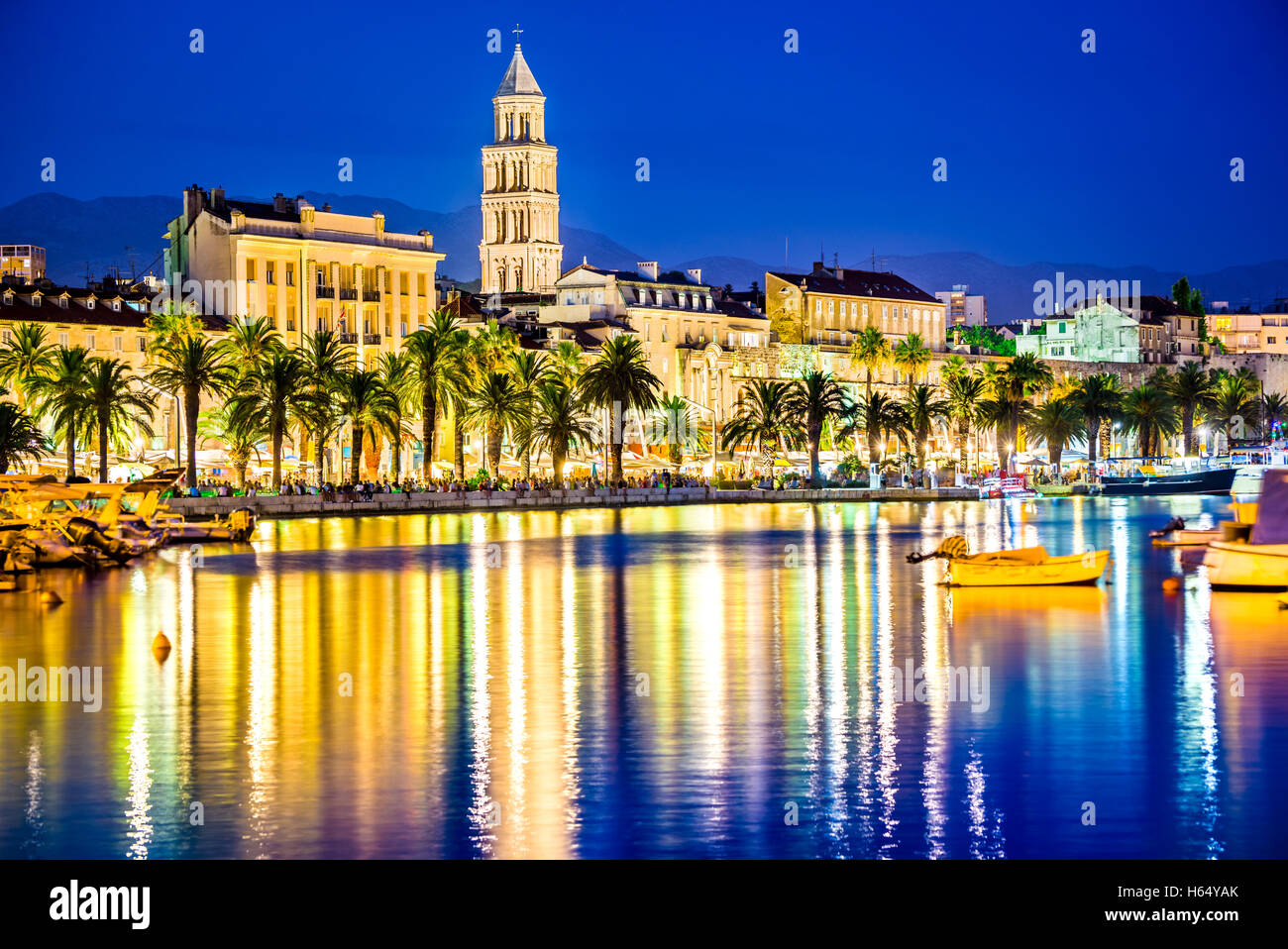 Split, Croazia. Colorato lungomare vista serale con il Palazzo di Diocleziano e San Domnio cattedrale, Dalmazia. Foto Stock