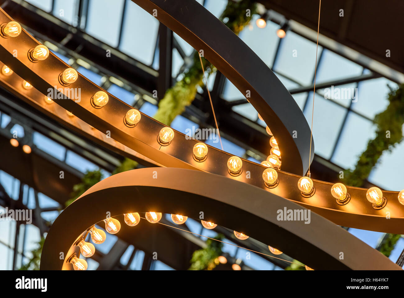 Powered sulle lampadine delle luci sul soffitto Foto Stock